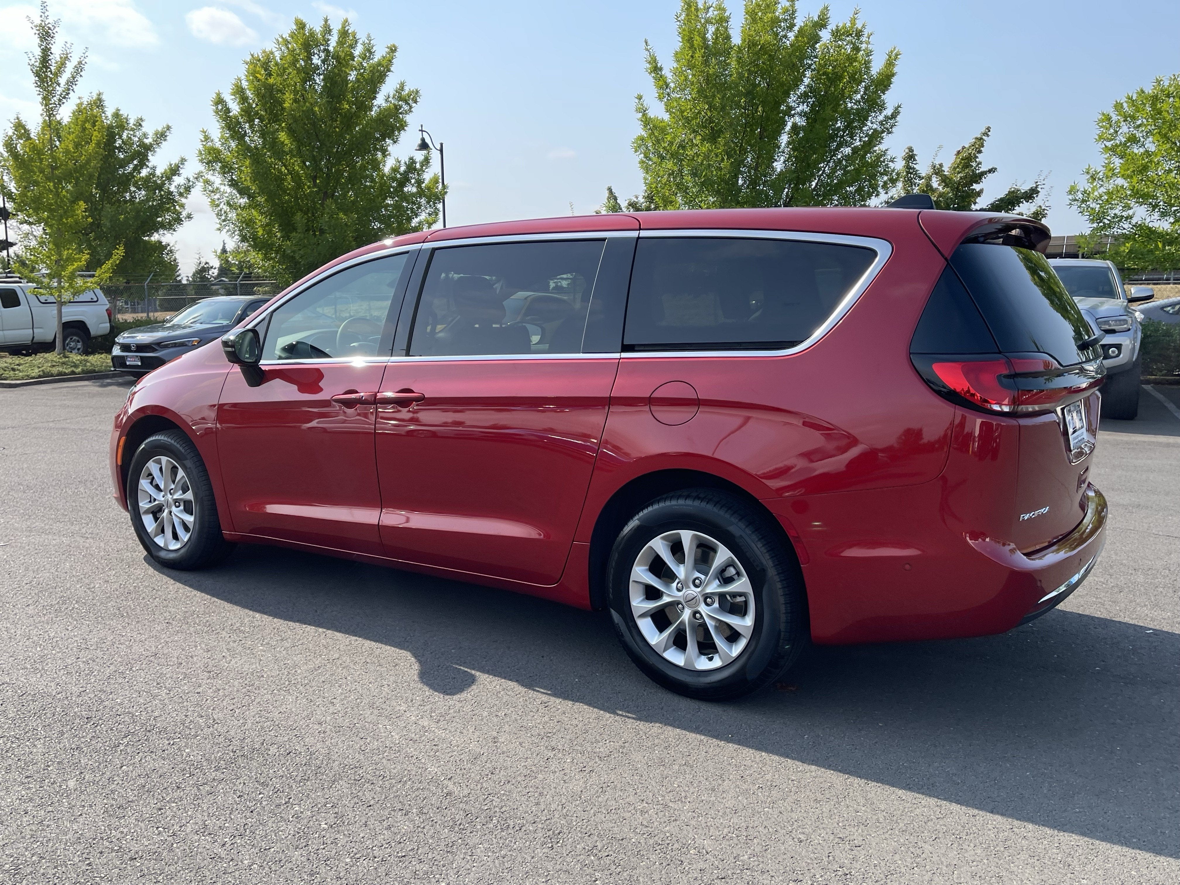 2025 Chrysler Pacifica Select