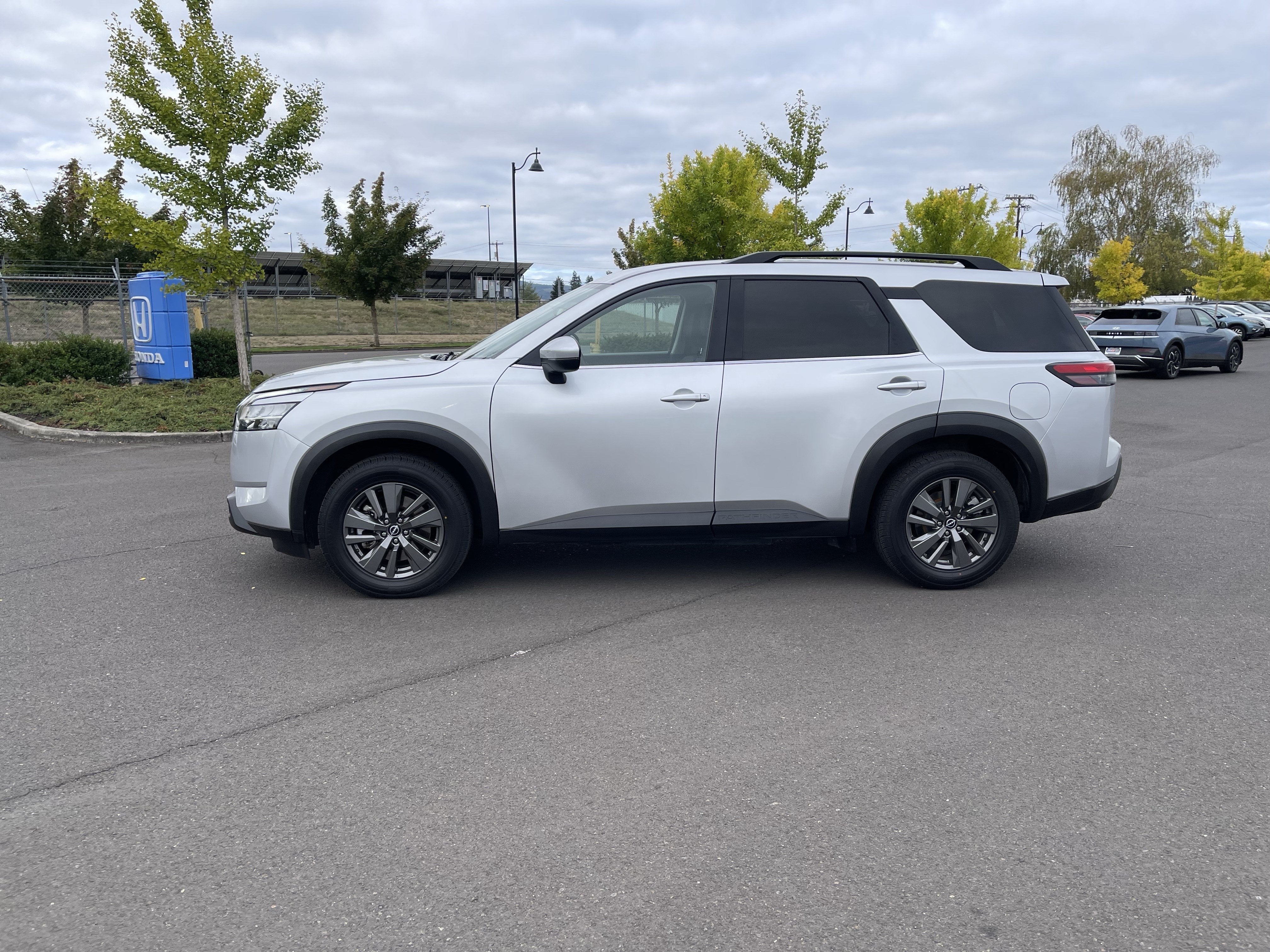 2022 Nissan Pathfinder SV