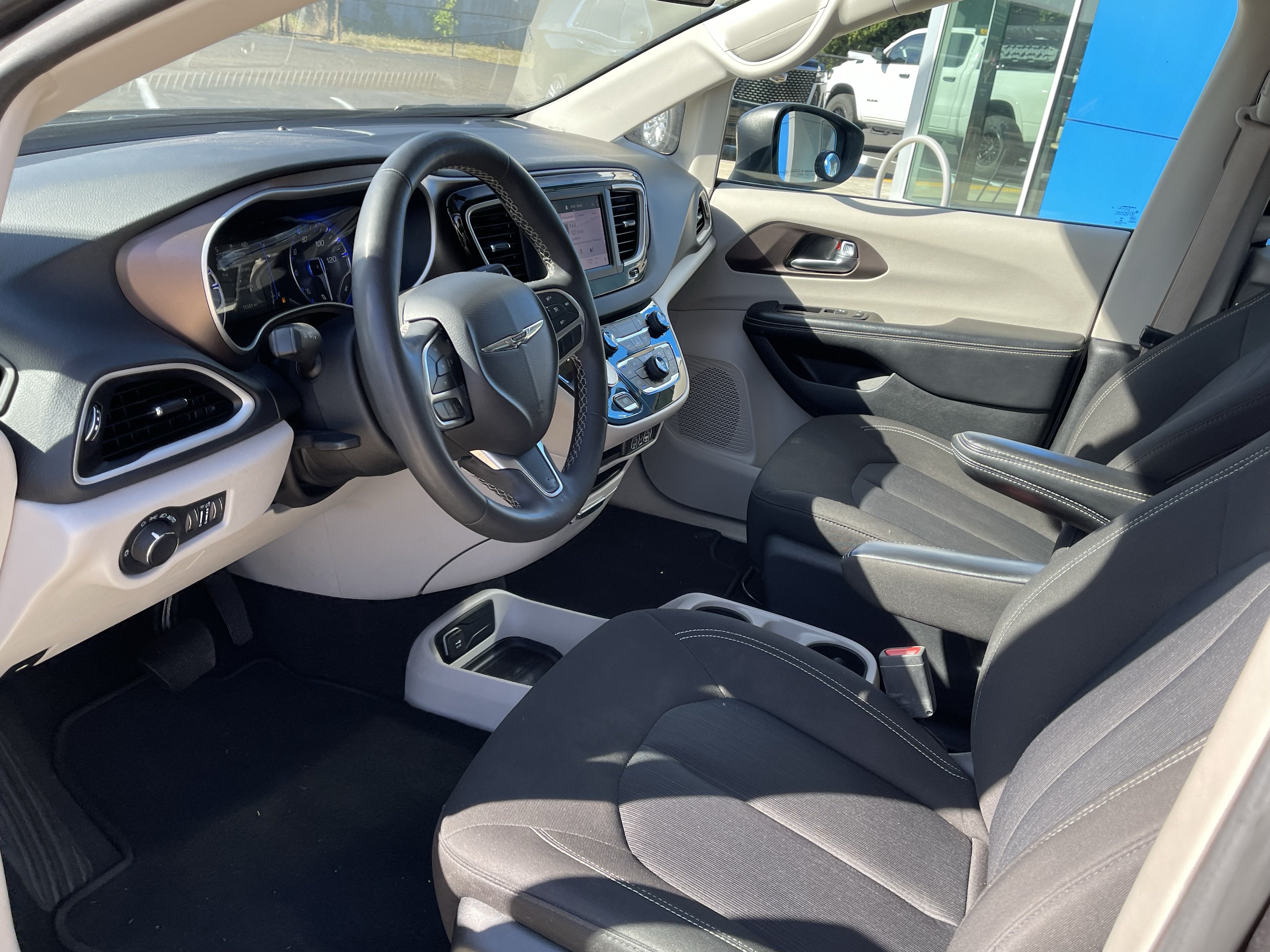 2022 Chrysler Voyager LX
