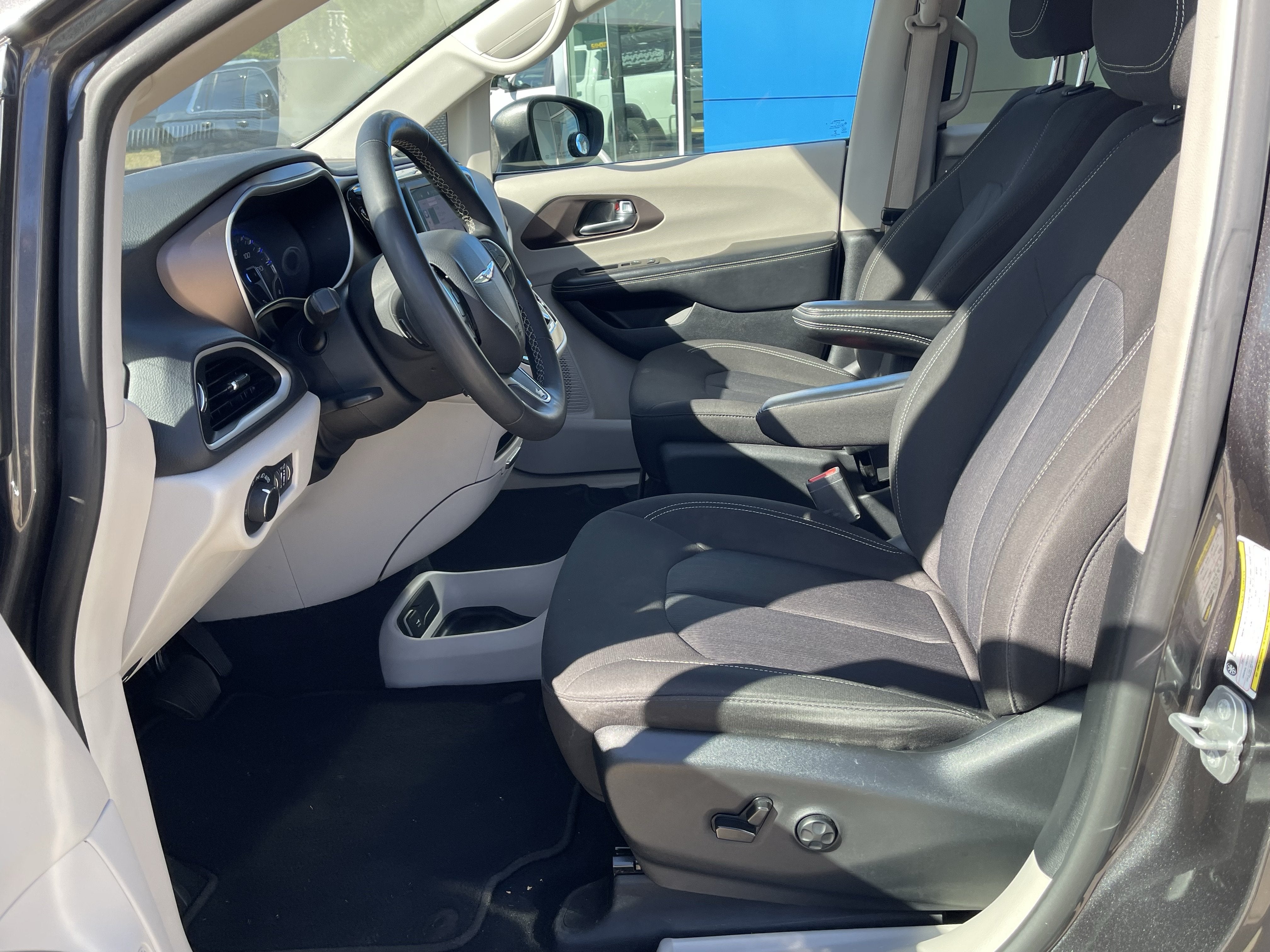 2022 Chrysler Voyager LX