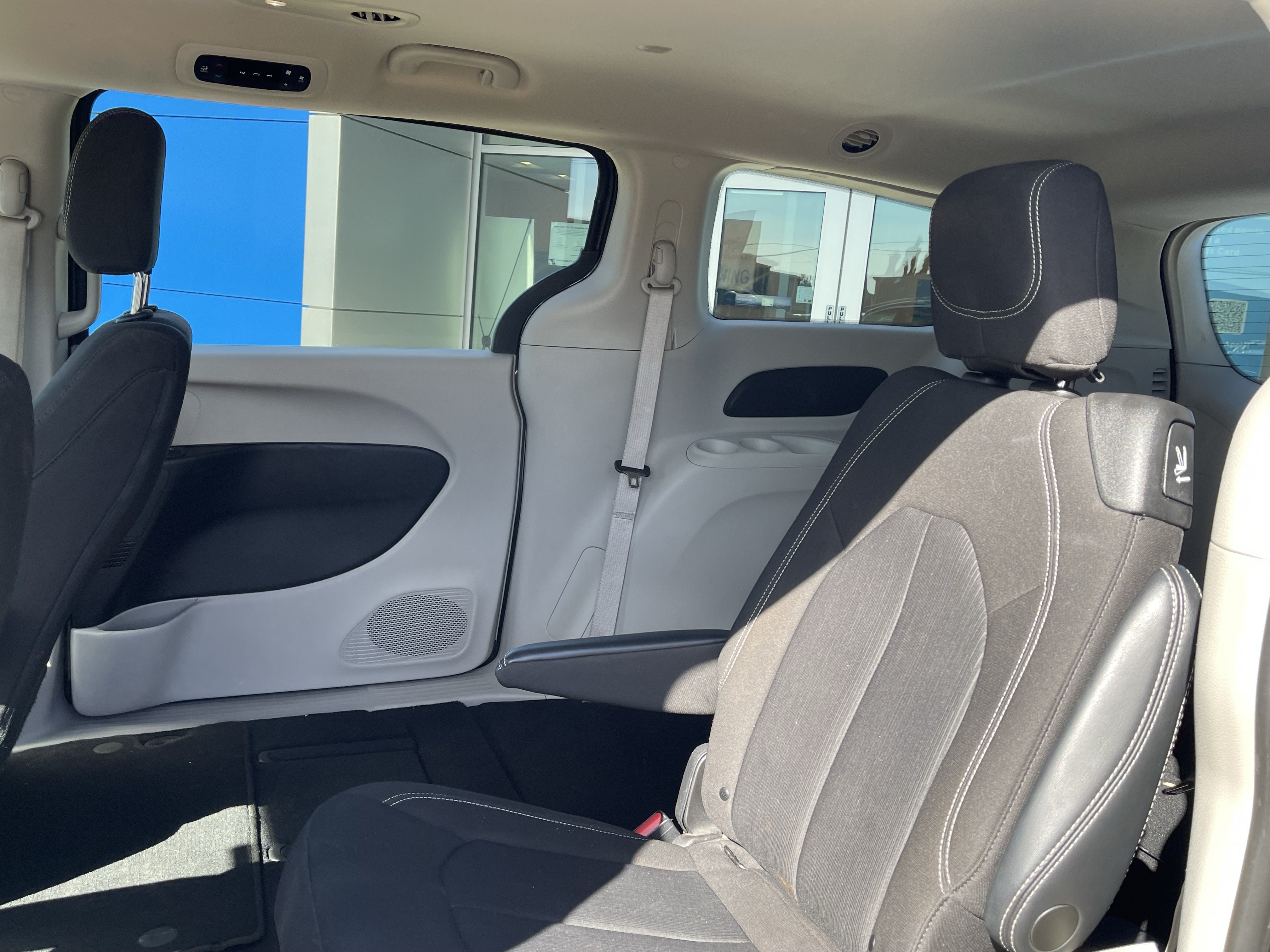 2022 Chrysler Voyager LX