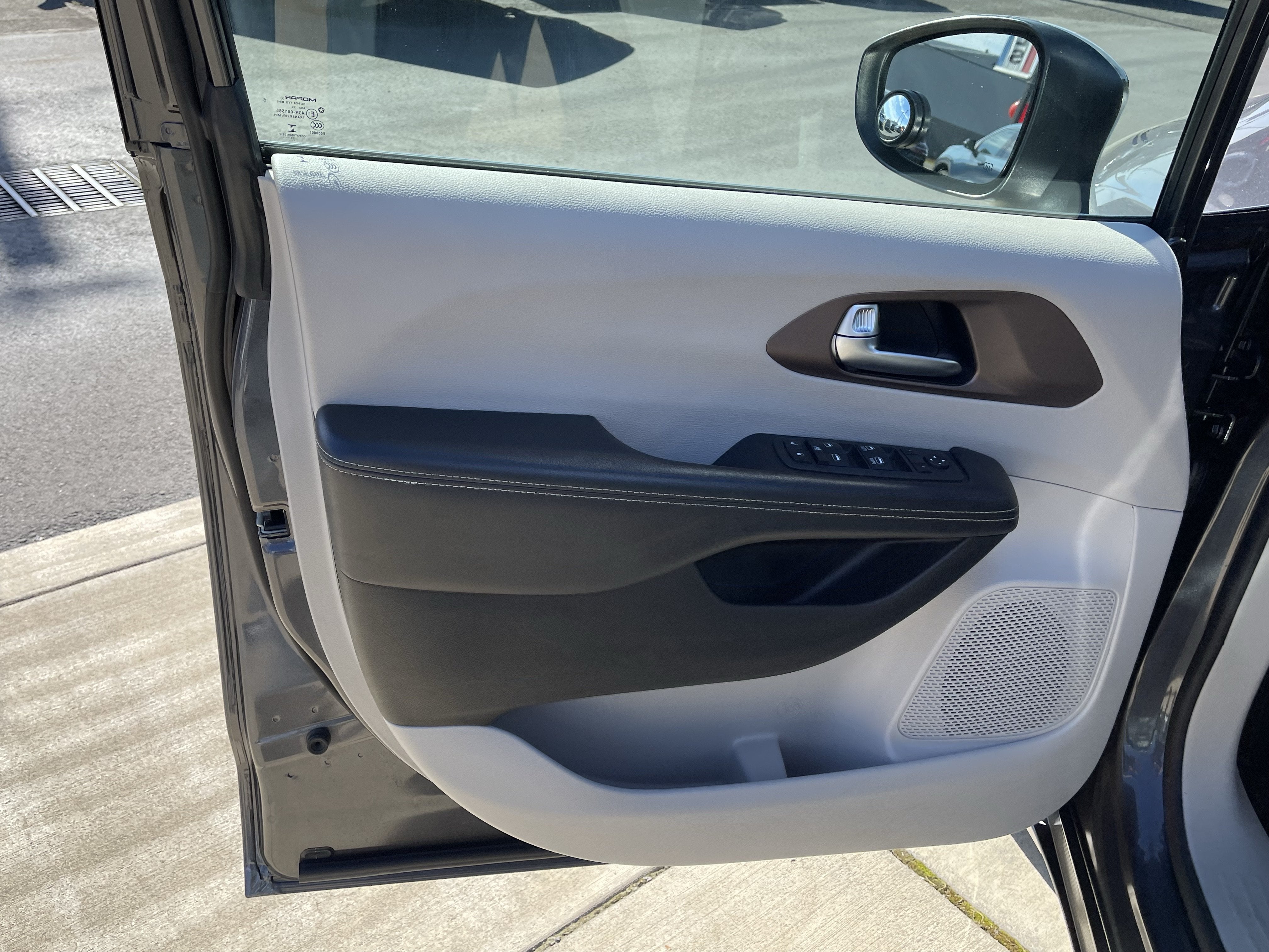 2022 Chrysler Voyager LX