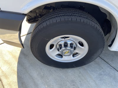 2024 Chevrolet Express Passenger 3500 1LT