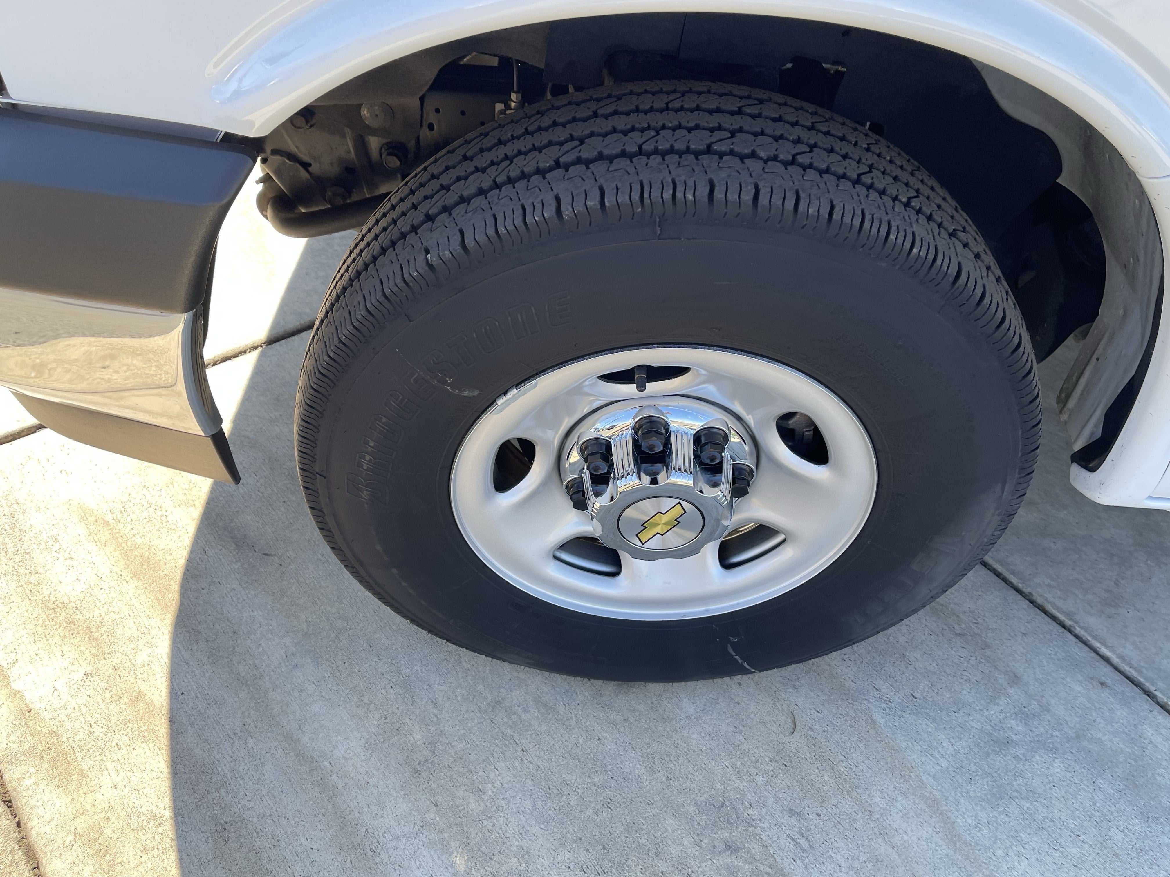 2024 Chevrolet Express Passenger 3500 1LT