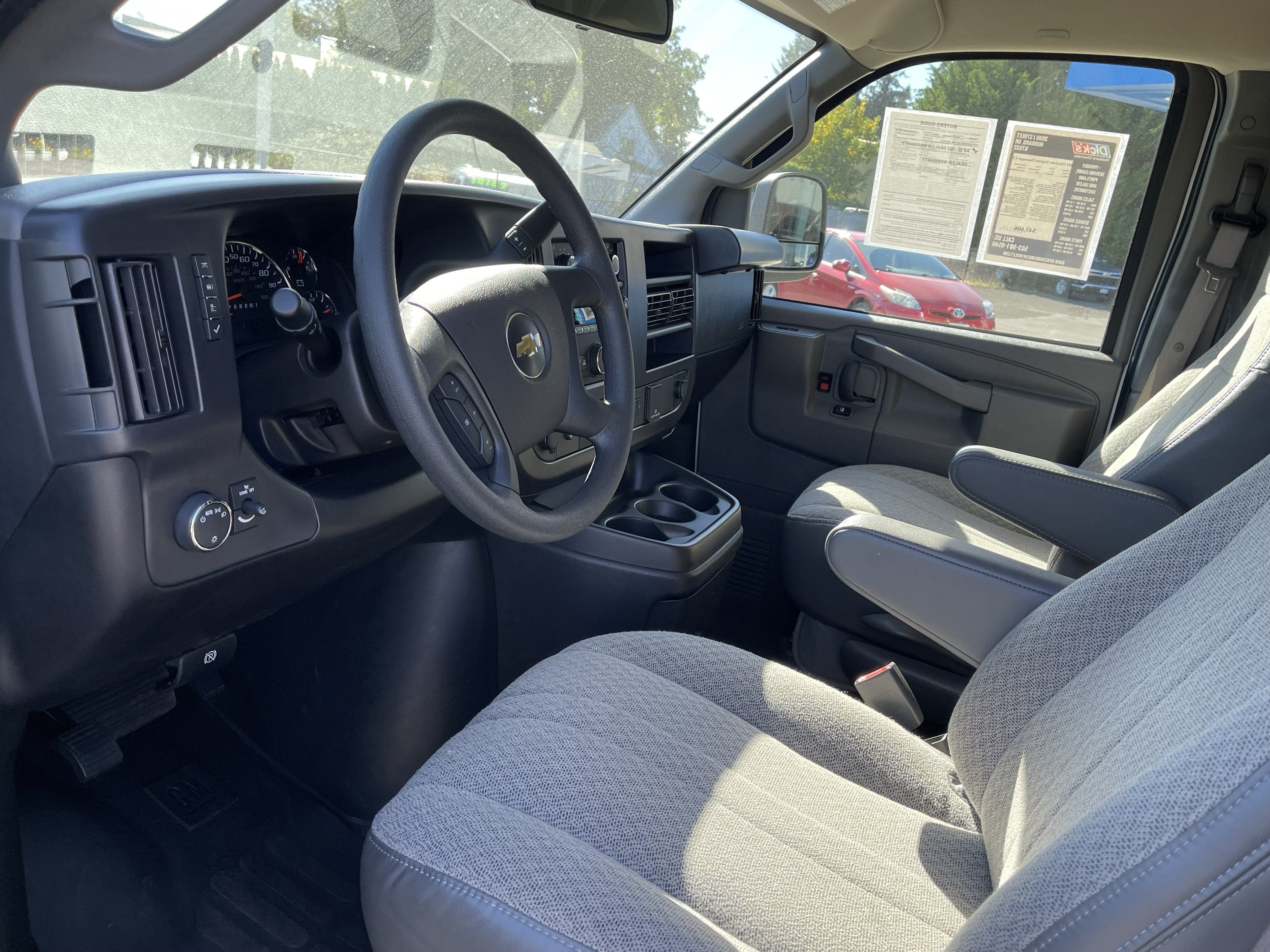 2024 Chevrolet Express Passenger 3500 1LT