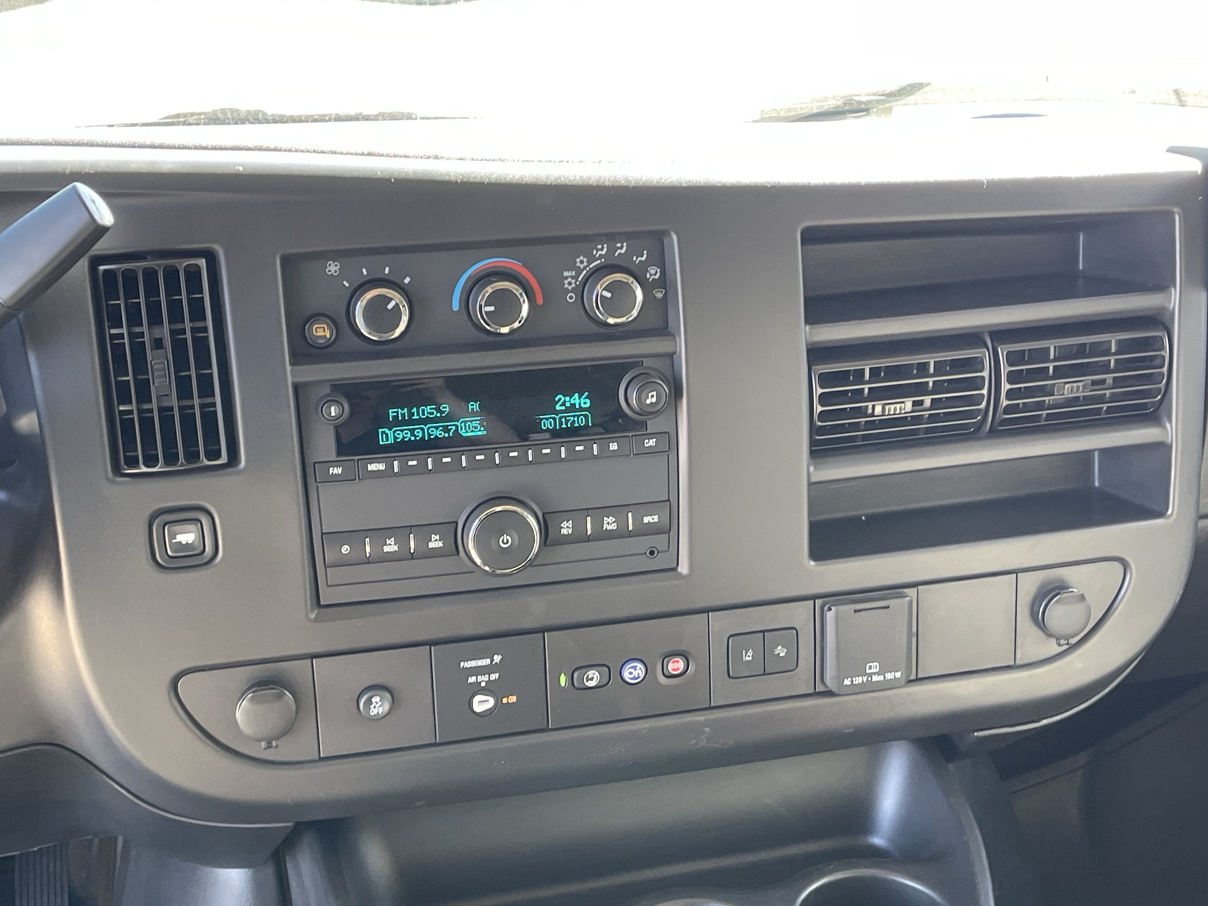 2024 Chevrolet Express Passenger 3500 1LT