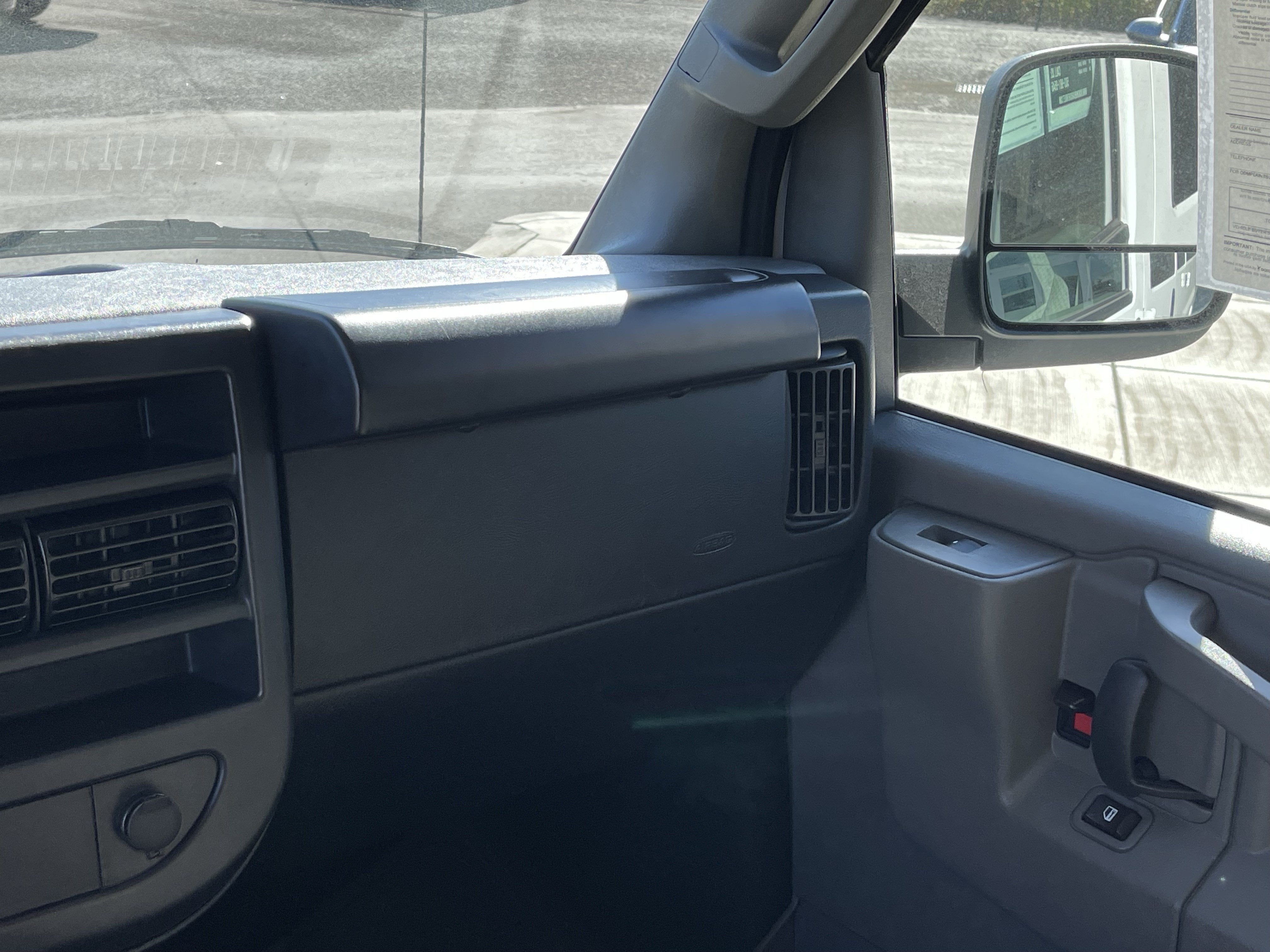 2024 Chevrolet Express Passenger 3500 1LT