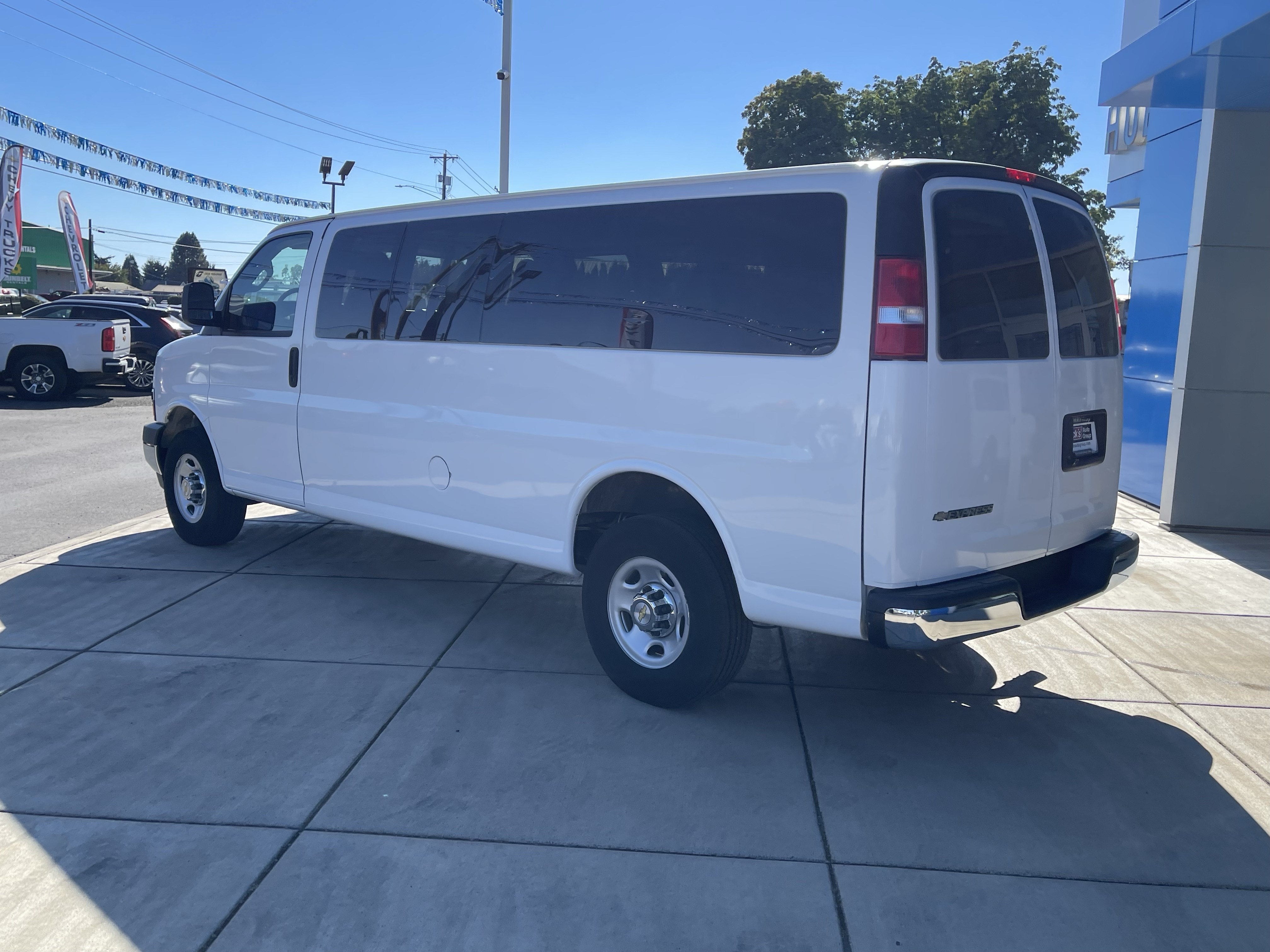 2024 Chevrolet Express Passenger 3500 1LT