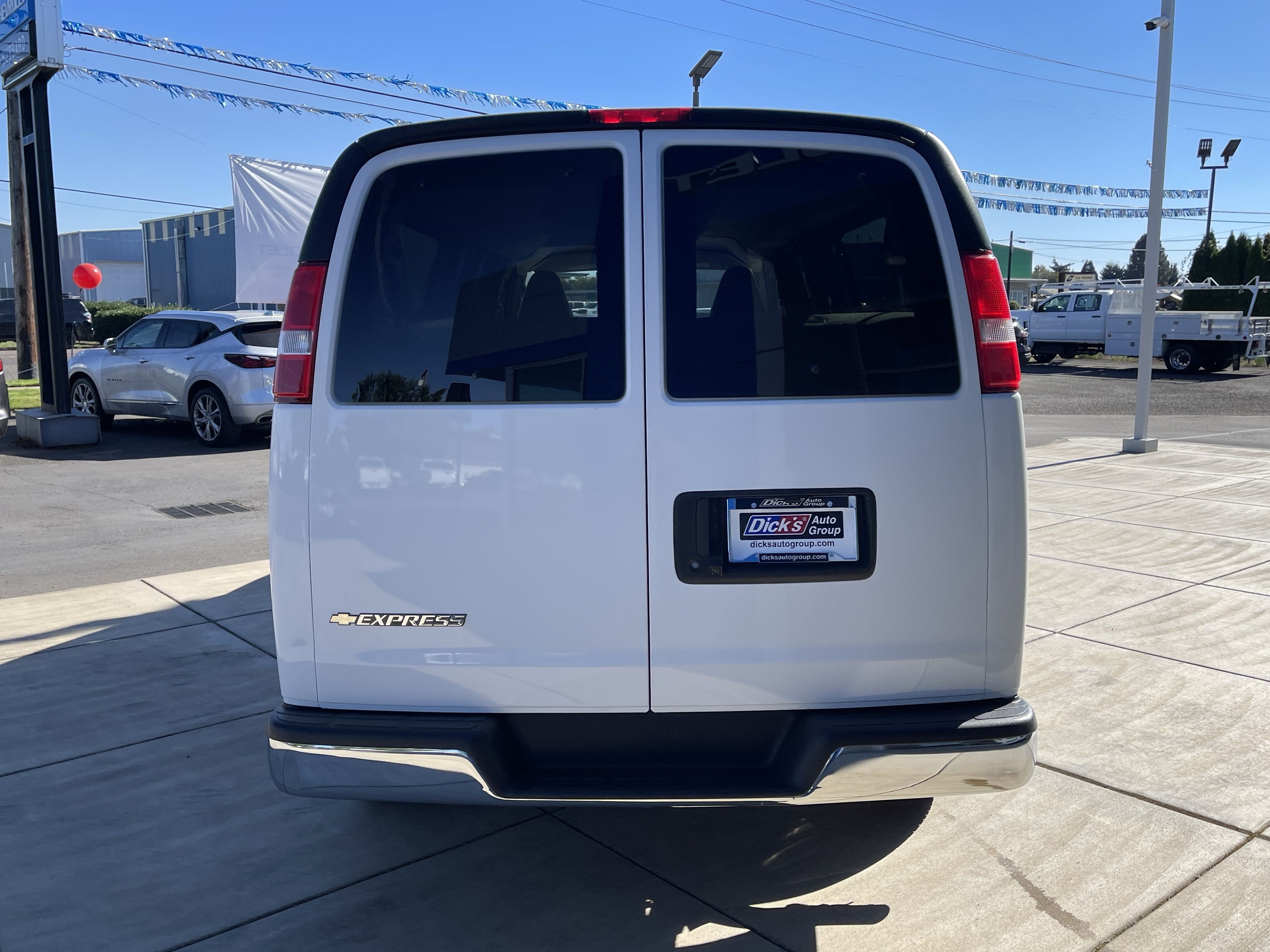2024 Chevrolet Express Passenger 3500 1LT