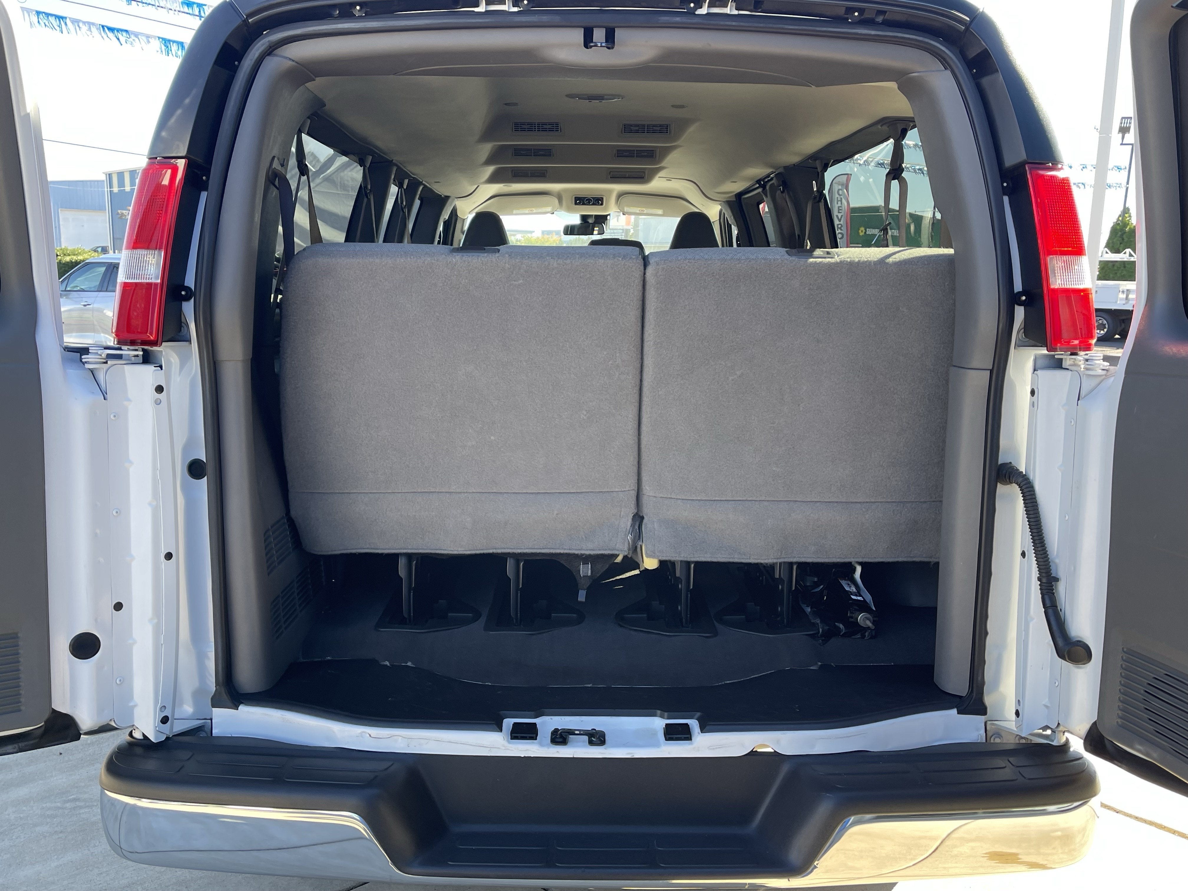 2024 Chevrolet Express Passenger 3500 1LT