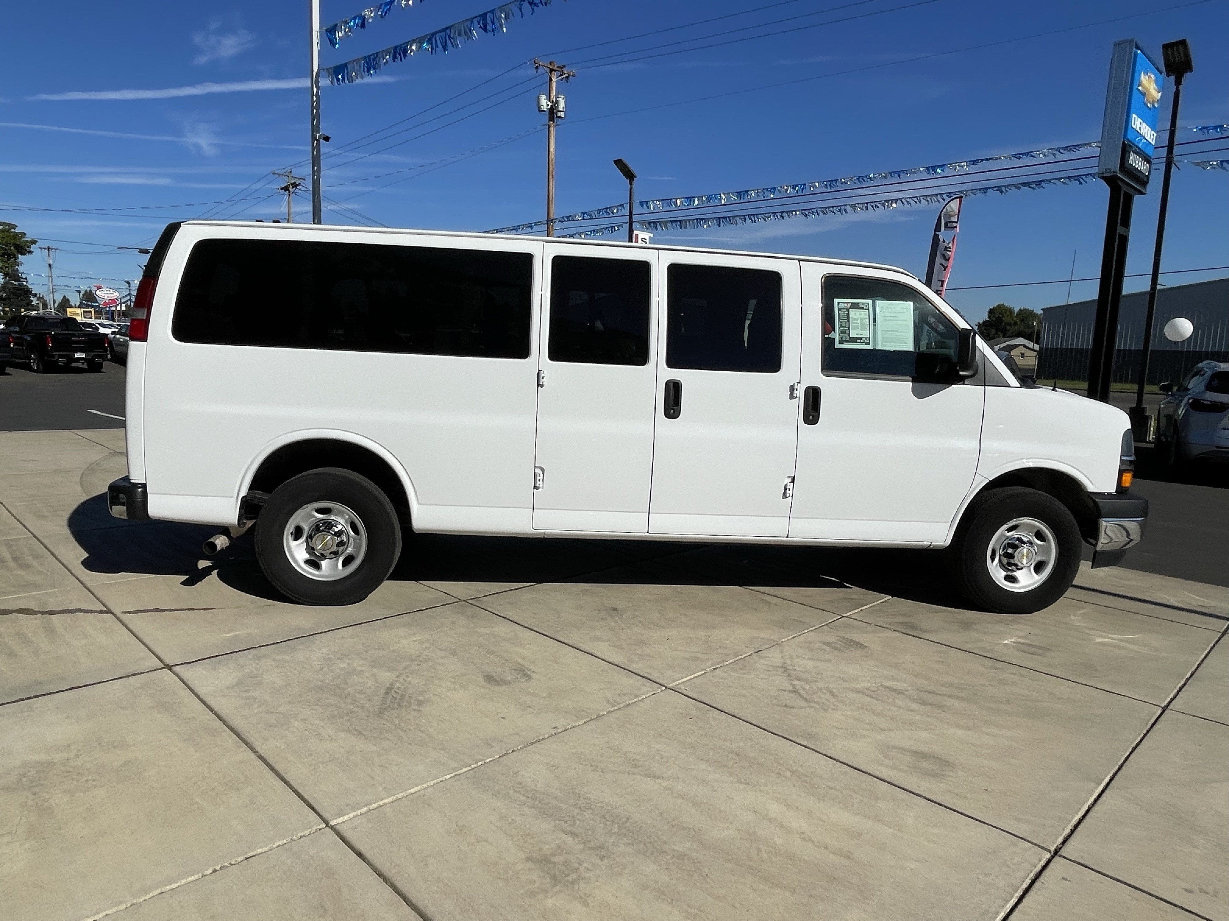 2024 Chevrolet Express Passenger 3500 1LT